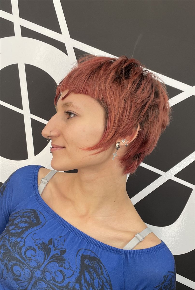 Corte corto con color cobrizo